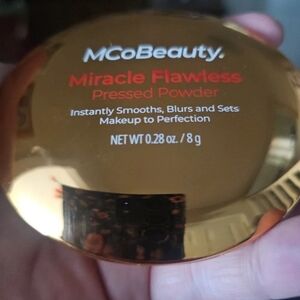 MCobeauty Miracle Flawless Pressed Powder - Translucent